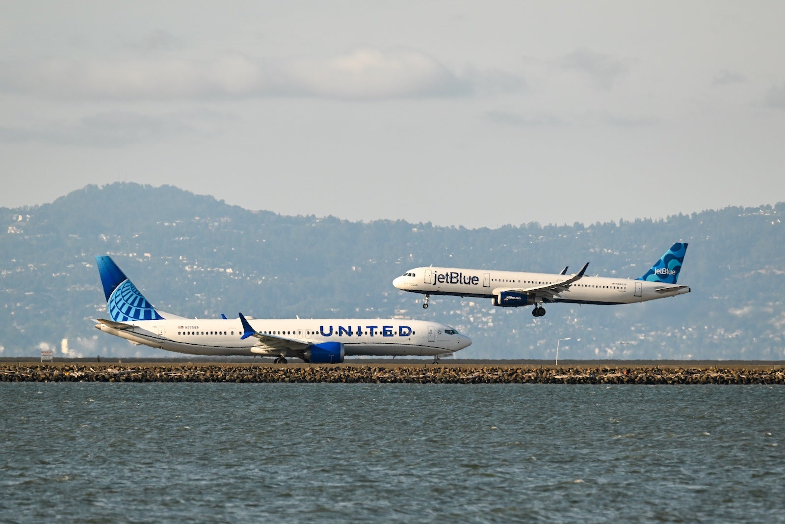 Takeoff and landing planes at San Francisco International Airport (SFO)
